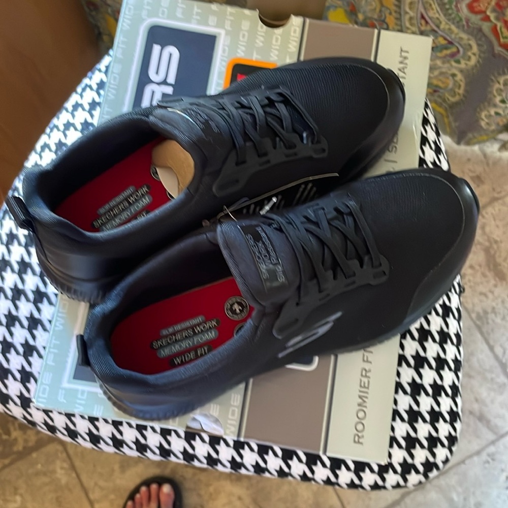 Women’s size 7 Memory Foam Extra Wide Sketchers- Work Squad Sr